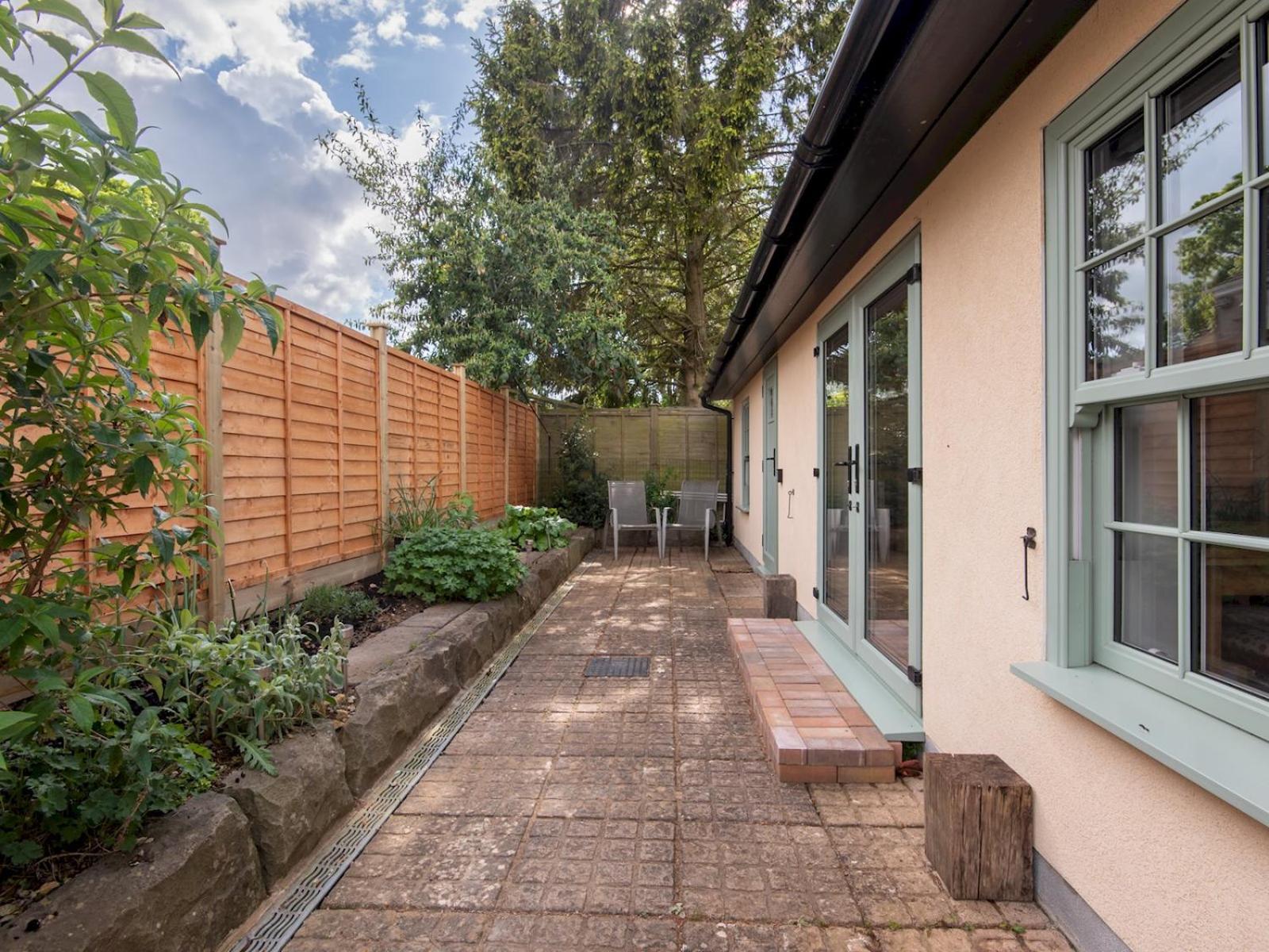 Pass The Keys Charming Garden Cottage With Parking 巴斯 外观 照片